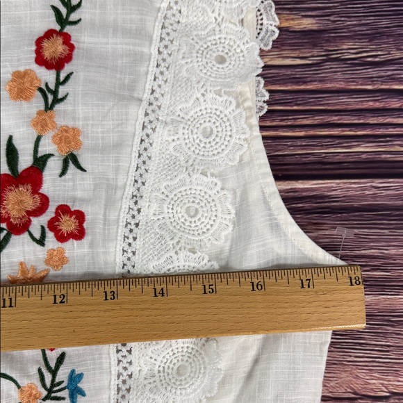 SHEIN Gorgeous White Floral Embroidered Crocheted Shift Blouse NWOT 100% Cotton - Picture 9 of 13
